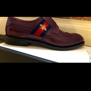 To big,never worn.Come with box and dust bag